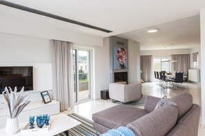 Smart-TV, Kamin, Bücher, Arbeitsbereiche