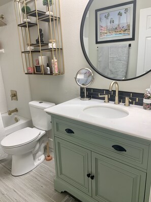 Bañera con ducha, secador de pelo, toallas, jabón