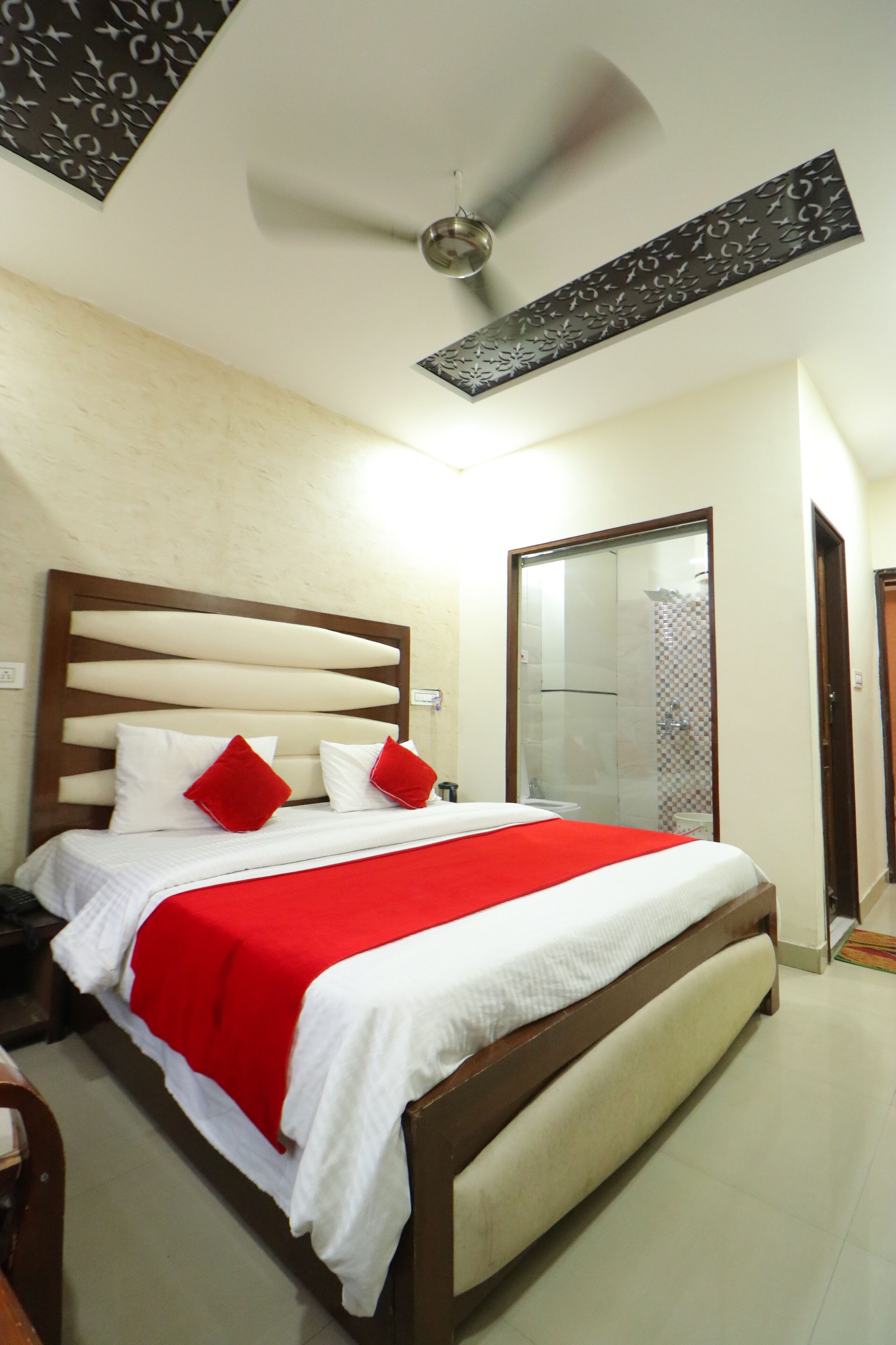 deluxe room | 1 bedroom, premium bedding, pillow-top beds, in-room safe