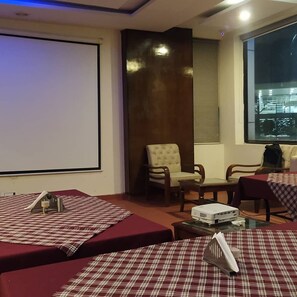 32-inch LED TV with satellite channels, TV - Hotel Eurasia Mohali Airport (Mohali)