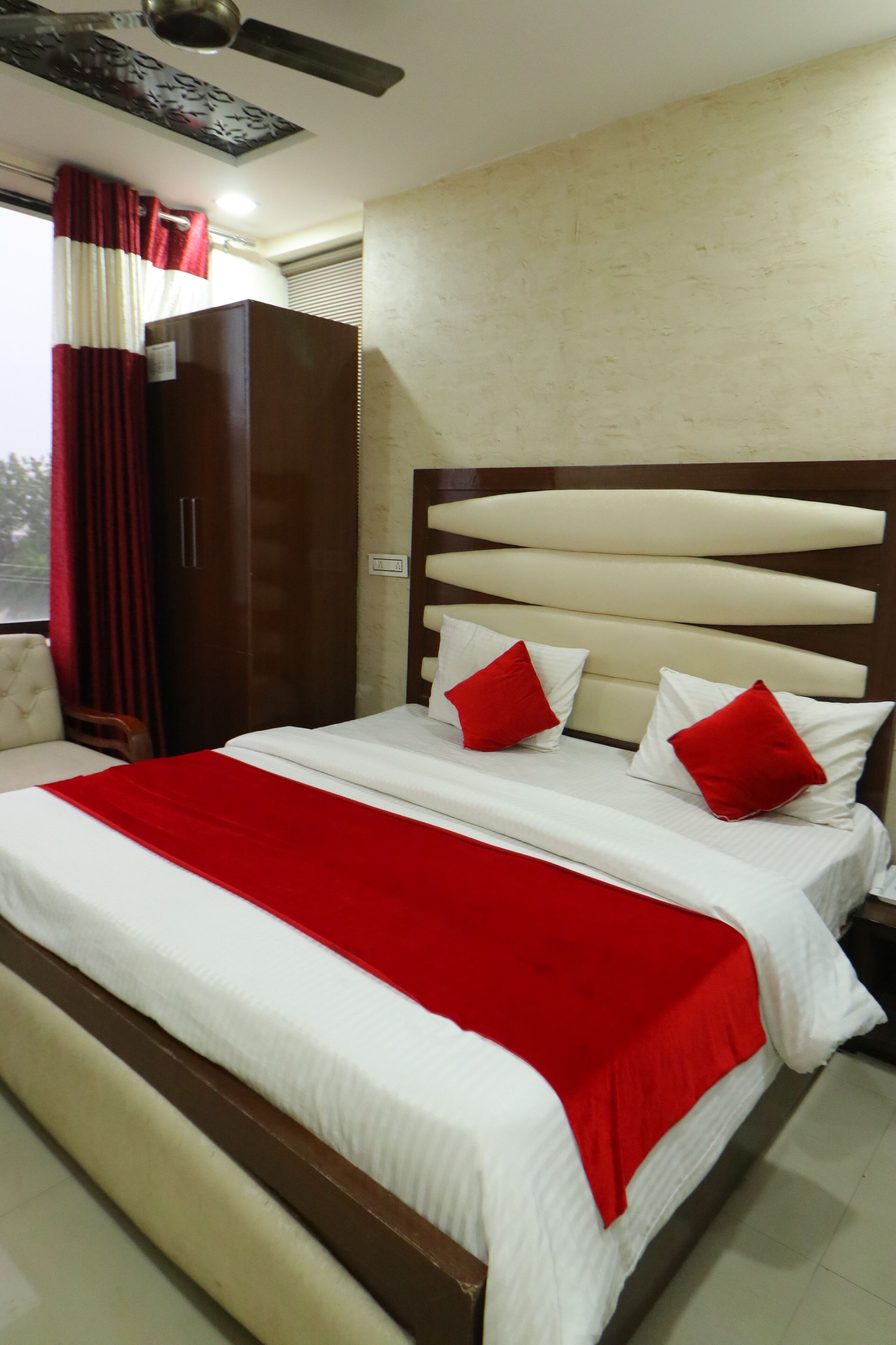 deluxe room | 1 bedroom, premium bedding, pillow-top beds, in-room safe