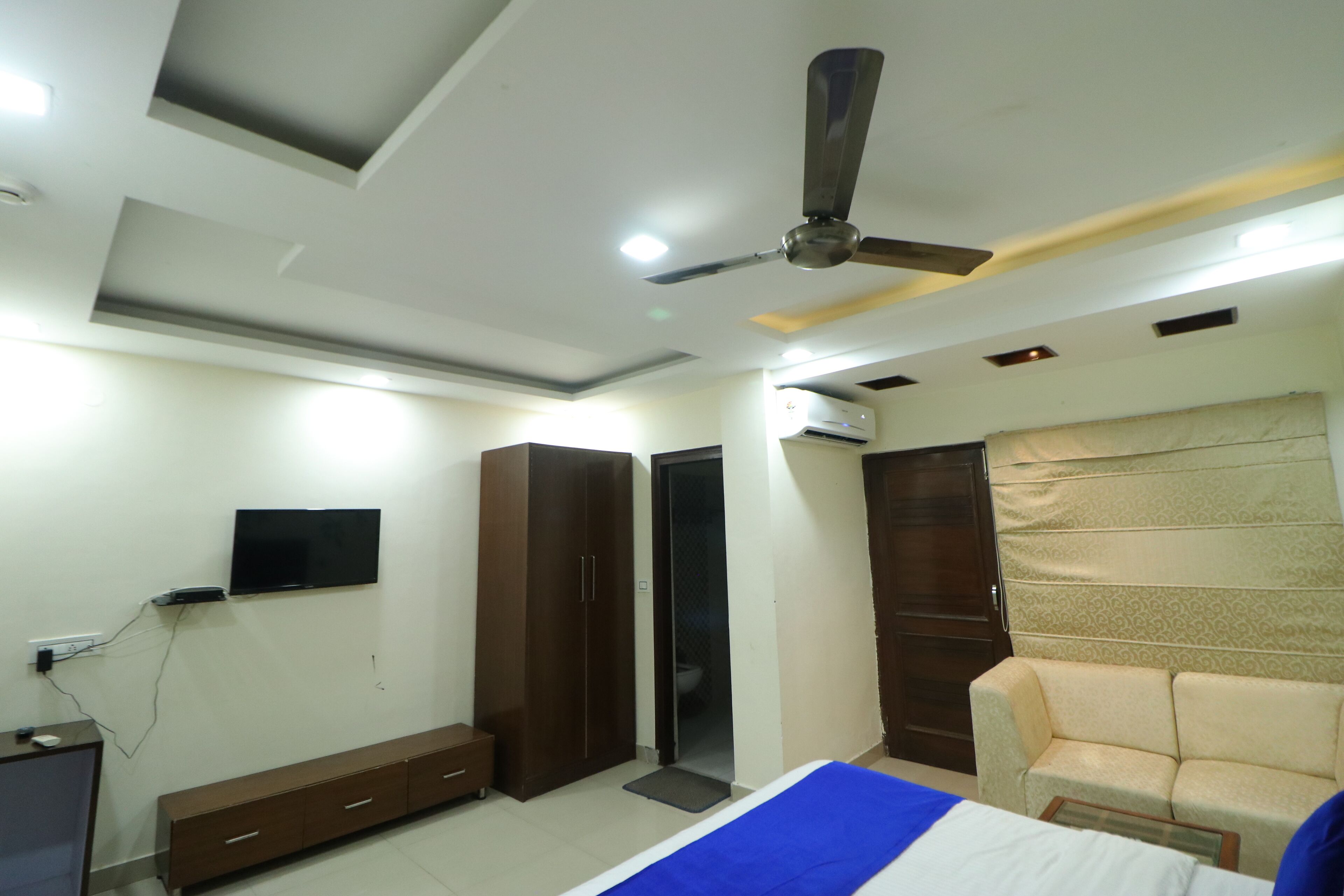 superior room | 1 bedroom, premium bedding, pillow-top beds, in-room safe