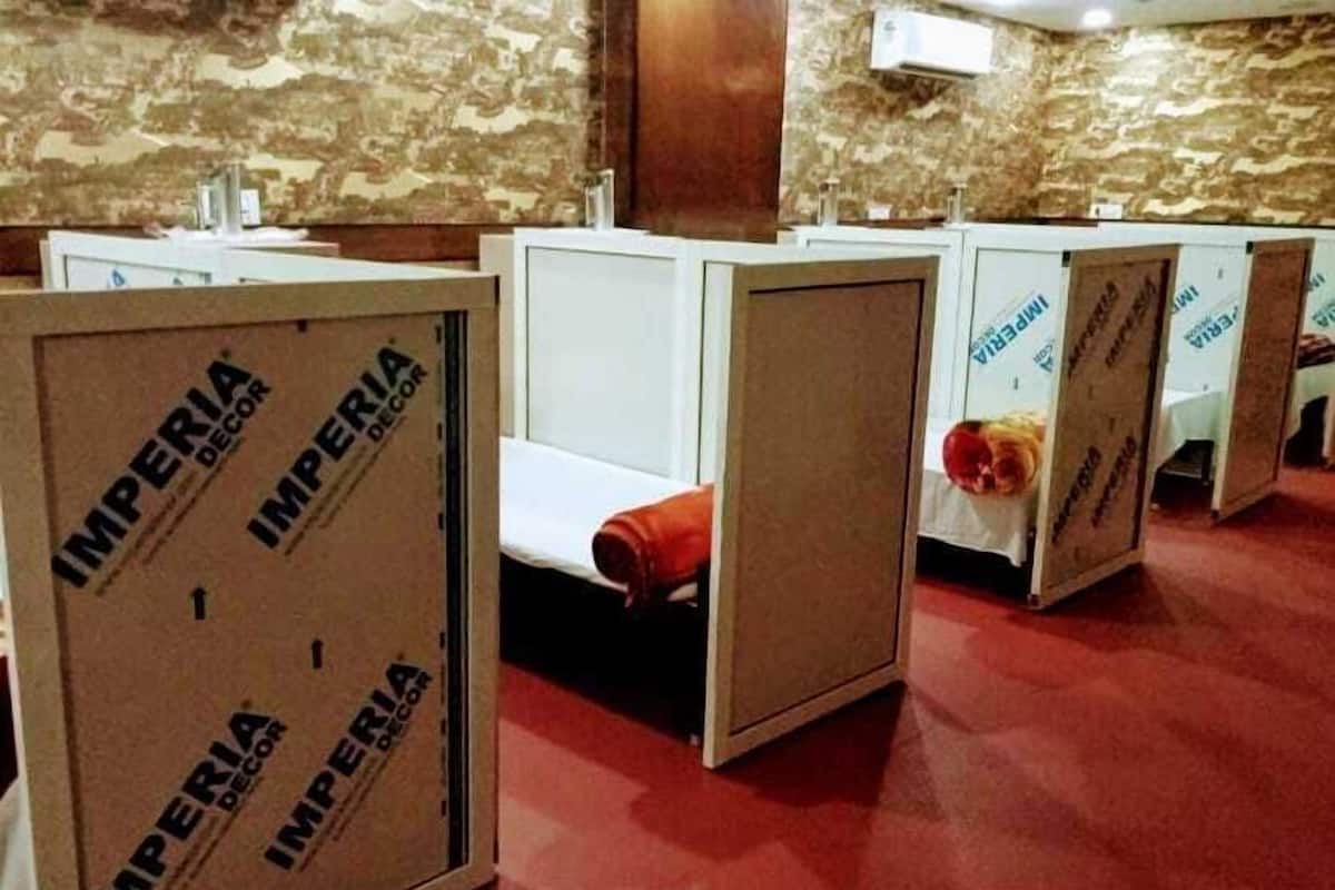 A row of single rooms with individual beds and privacy partitions, each labeled 'IMPERIA DECOR'.