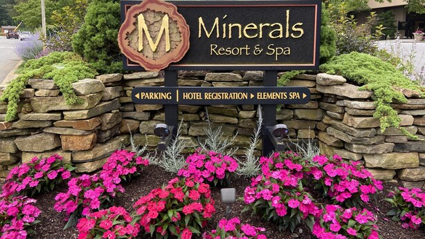 Señal de Minerals Resort & Spa con indicaciones hacia el estacionamiento, registro del hotel y el spa Elements.