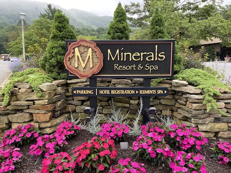 Property grounds. Mountain Creek Resort Condo - Golf, Hike, Legoland, Bike, NYC 1 Hour