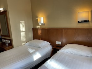 Quarto duplo standard | Roupas de cama premium, escrivaninha, ferros/tábuas de passar roupa
