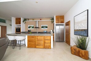 Réfrigérateur, four à micro-ondes, lave-vaisselle, cafetière-théière