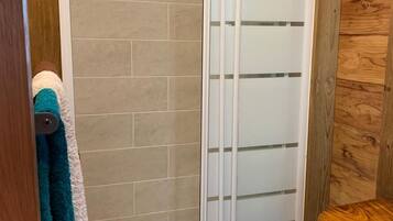 Douche, sĂšche-cheveux, serviettes fournies, papier toilette