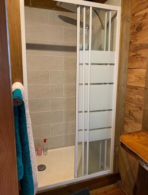 Dusche, Haartrockner, Handtücher, Toilettenpapier