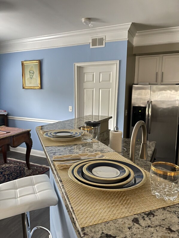 Réfrigérateur, four à micro-ondes, un four, surface de cuisson