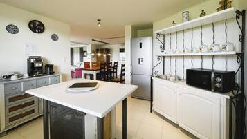 Réfrigérateur, micro-ondes, four, plaque de cuisson