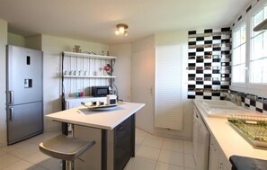 ثلاجة، ميكروويف، فرن، موقد طهي مسطح