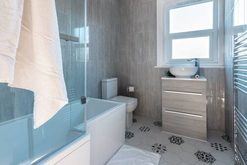 House | Bathroom | Combined shower/tub, free toiletries, hair dryer, towels