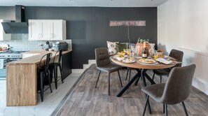 House | Dining room - Woodland View Newport - 4 bedroom home (Newport)