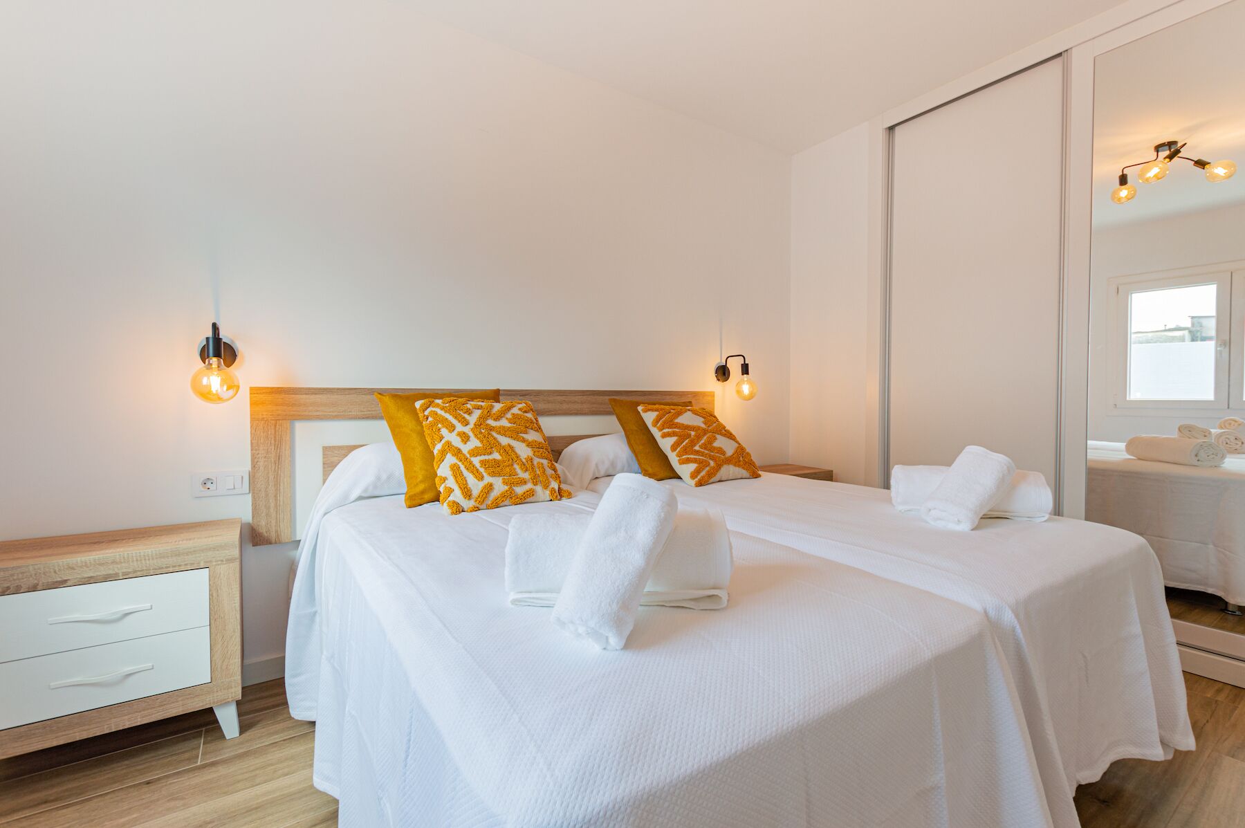 2 Schlafzimmer, Schreibtisch, Bügeleisen/Bügelbrett, Reisekinderbett