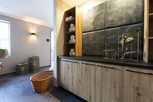 Un sauna, masajes con piedras calientes, masajes de tejido profundo