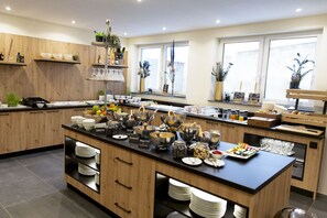 Free daily buffet breakfast  - Stadthotel Lichtenfels (Lichtenfels)