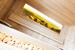 Un sauna, masajes con piedras calientes, masajes de tejido profundo