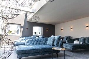 Un sauna, masajes con piedras calientes, masajes de tejido profundo