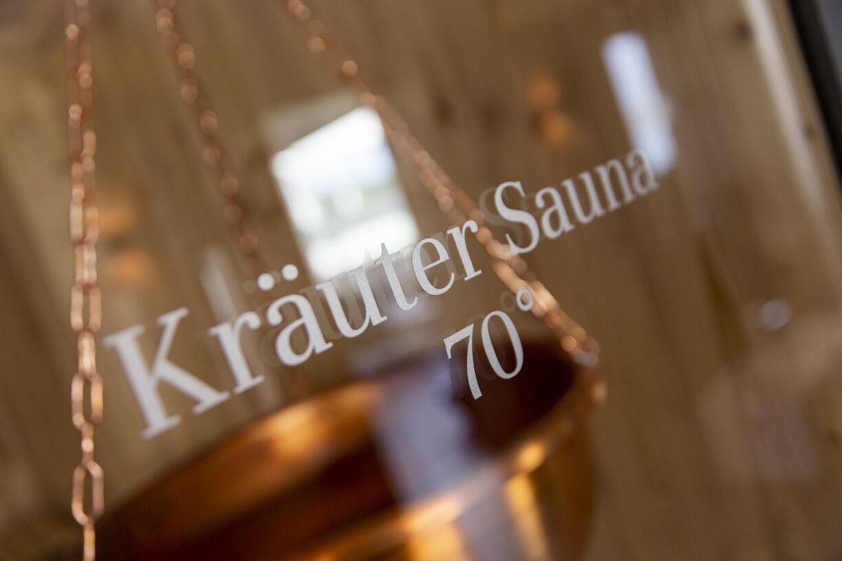Un letrero con el texto 'Kräuter Sauna 70°'.