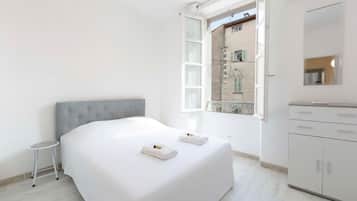 3 camere, una scrivania, ferro/asse da stiro, culla da viaggio