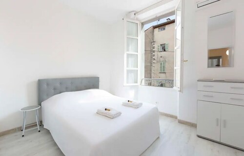 Hyper Centre ANTIBES town house
air-conditioned 100 m2 & terrace 20m2