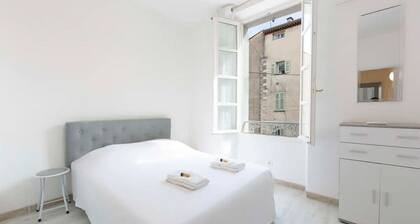 Hyper Centre ANTIBES maison de ville <br>climatisé de 100 m2 & terrasse 20m2