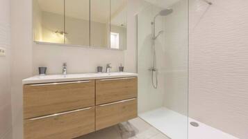 Doccia, asciugacapelli, asciugamani, sapone