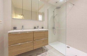 Shower, hair dryer, towels, soap - Hyper Centre ANTIBES town house <br>air-conditioned 100 m2 & terrace 20m2 (Antibes)