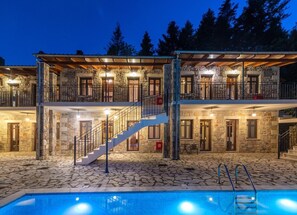 Front of property – evening/night - Oreades Suites (Nafpaktos)