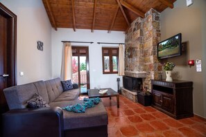 Deluxe Suite | Iron/ironing board, free WiFi, bed sheets - Oreades Suites (Nafpaktos)