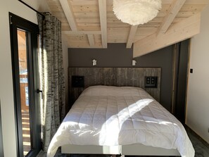 3 bedrooms, travel crib, WiFi, bed sheets