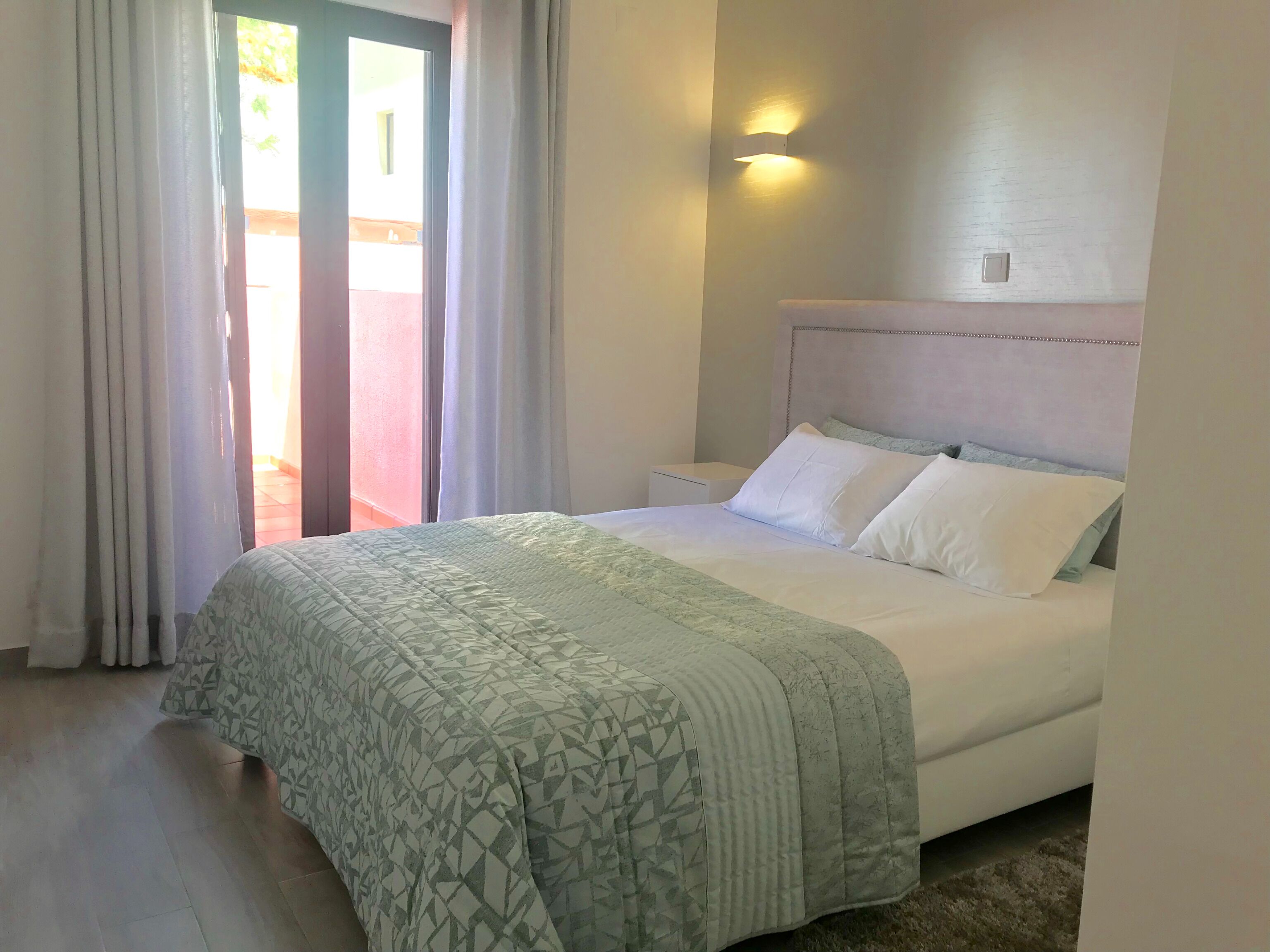 2 bedrooms, iron/ironing board, internet, bed sheets