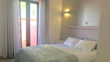 2 bedrooms, iron/ironing board, internet, bed sheets