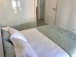 2 quartos, ferros/tábuas de passar roupa, acesso à internet
