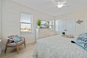 5 bedrooms, WiFi, bed sheets - Dauphin Pearl - Waterfront bay house, close to Dauphin Island Beaches! (Dauphin Island)