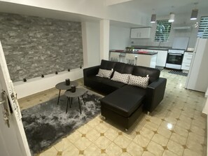 Smart TV - LE COIN D'ARMANTINE F3 RENOVATED WITH SMALL GARDEN (Capesterre-Belle-Eau)