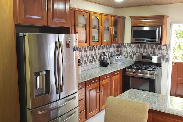 Kjøleskap, mikrobølgeovn, ovn og kokeplater