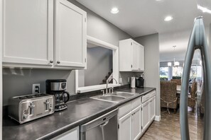 Frigorifero, microonde, lavastoviglie, macchina per tè/caffè