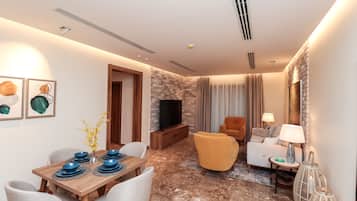 Apartemen, 1 kamar tidur | Area keluarga | Televisi LCD 32-inci dengan saluran TV kabel dan TV