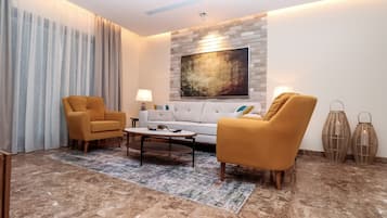 Apartemen, 1 kamar tidur | Area keluarga | Televisi LCD 32-inci dengan saluran TV kabel dan TV