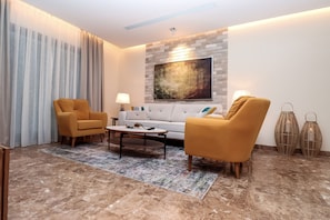 Apartment, 1 Schlafzimmer | Wohnbereich | 32-Zoll-LCD-Fernseher mit Kabelempfang, Fernseher