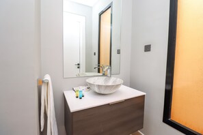 Departamento, 3 habitaciones | Baño | Regadera, secadora de cabello, batas, bidet 