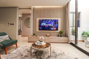 아파트, 침실 3개 | 거실 공간 | 케이블 채널 시청이 가능한 32인치 LCD TV, TV