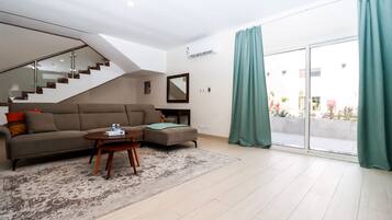 Vila, 2 kamar tidur | Area keluarga | Televisi LCD 32-inci dengan saluran TV kabel dan TV