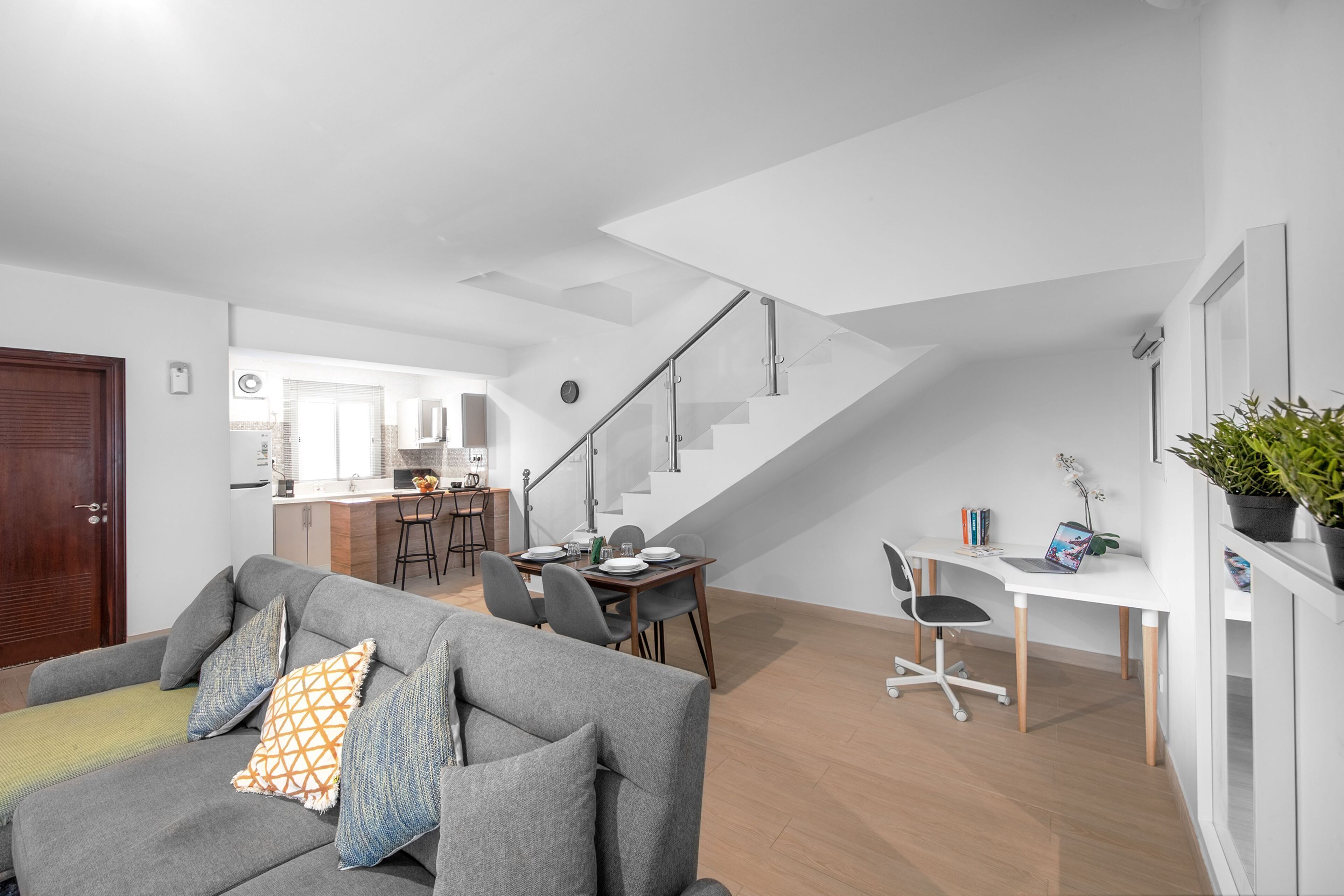Villa, 3 habitaciones | Área de sala de estar | Televisión LCD de 32 pulgadas con canales por cable y televisión 