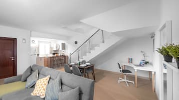 Villa, 3 habitaciones | Área de sala de estar | Televisión LCD de 32 pulgadas con canales por cable y televisión
