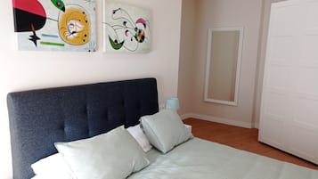 3 quartos, escrivaninha, ferros/tábuas de passar roupa, berço de viagem