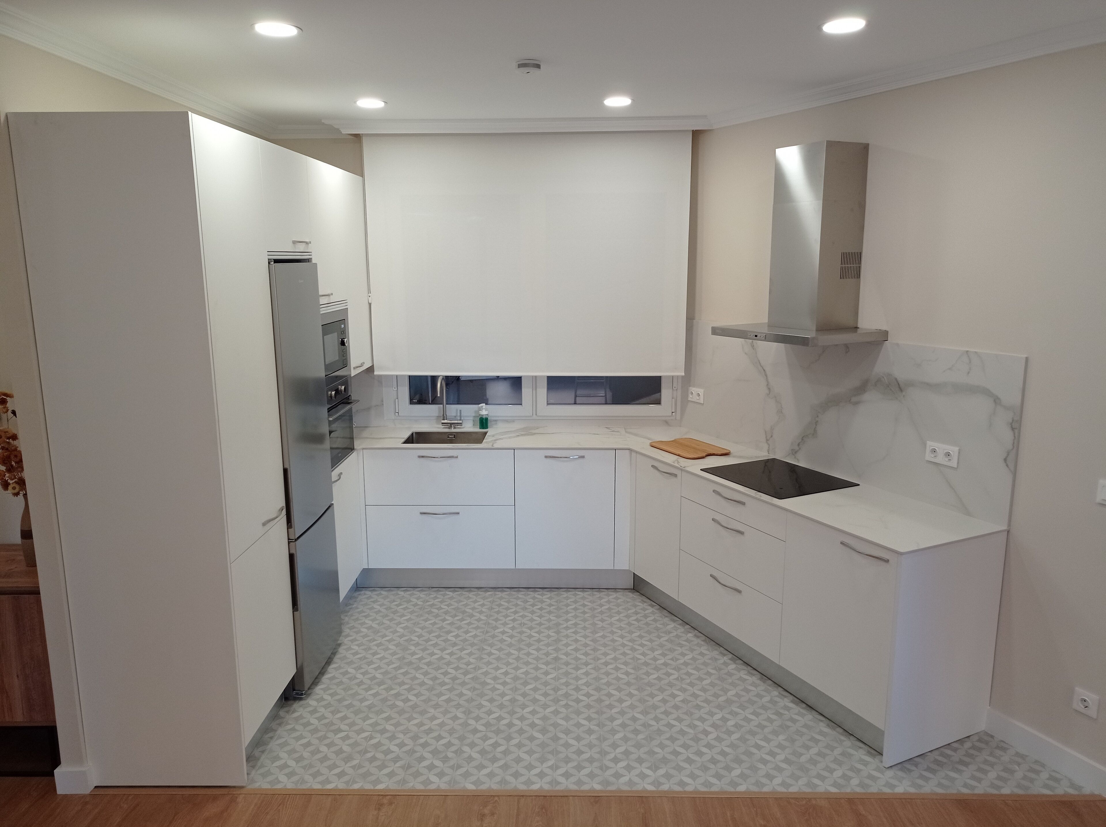 Jääkaappi, mikroaaltouuni, uuni, liesi