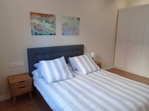 3 bedrooms, desk, iron/ironing board, travel crib